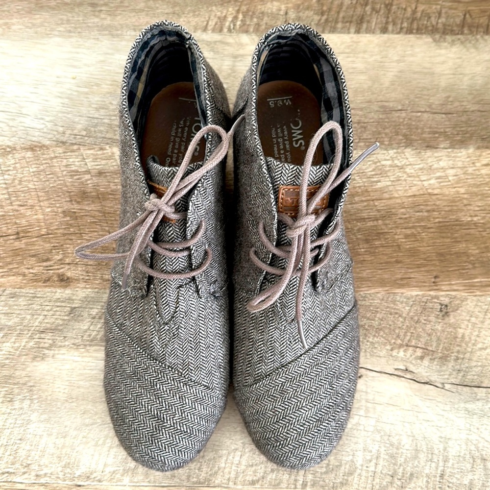 Tom’s lace up low wedge boot